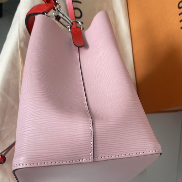 Authentic Louis Vuitton Epi Neo Neo Pink Leather Handbag - Picture 4 of 11
